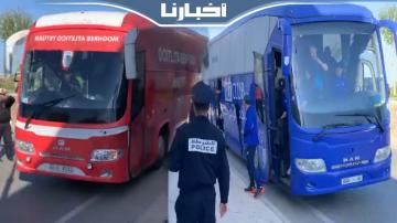 لحظة وصول حافلتي المغرب التطواني واتحاد طنجة لملعب سانية الرمل